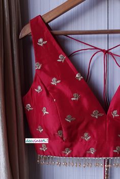 Sleeveless Blouse Embroidery Designs, Sleevless Saree Blouses, Sleeveless Work Blouse, Red Brocade Blouse Designs, Blouse V Neck Design, V Neck Blouse Indian, Red Blouse Designs, Upada Silk Saree, V Neck Blouse Designs