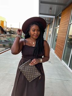 Brown Fedora Hat Outfit Summer, Brown Hat Outfit Summer, Chic Wide Brim Fedora, Chic Fitted Brown Fedora, Chic Fedora With Curved Brim For Day Out, Brown Wide Brim Fedora For Day Out, Chic Fitted Fedora For Vacation, Trendy Brown Fedora For Day Out, Chic Fedora For Day Out