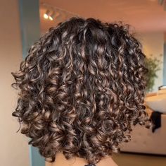 Curly Balayage Hair, Curly Bobs, Curly Highlights, Curly Hair Beauty, Brown Curls, Brown Curly Hair