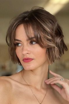 French bob haircut is back! And we are all extremely happy about it. On that occasion we are here to show you 30 amazing ideas to try out! Chin Length Haircuts, French Bob, Girls Short Haircuts, Girl Haircuts, Bob Haircuts For Women