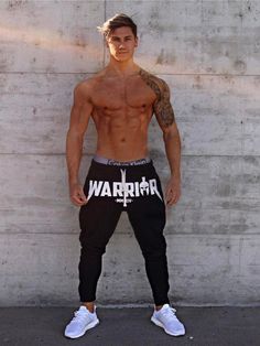 Stylische Gym Hose von Gym Generation – Perfekt für dein nächstes Workout Die Trainerhose von Gym Generation in Schwarz mit dem weissen "Warrior" Aufdruck auf der Vorderseite ist der perfekte Begleiter für dein nächstes Workout. Diese Hose bietet dir nicht nur einen stylischen Look, sondern kombiniert auch hohen Komfort mit Funktionalität. Egal ob im Gym oder im Alltag – sie ist immer eine gute Wahl. Komfort und Funktionalität perfekt vereint Das weiche Fleece-Innenfutter sorgt für ein angenehmes, reibungsloses Tragegefühl, das dich während deines Trainings unterstützt. Dank der hochwertigen Materialmischung aus 80% Baumwolle und 20% Polyester bietet die Hose eine hervorragende Kombination aus Langlebigkeit und Bequemlichkeit. Selbst nach intensivem Training bleibt die Hose in Form und beg Bodybuilding Pants, Mens Running Pants, Mens Workout Pants, Hip Hop Trousers, Running Trousers, Mens Designer Jeans, Men Sport Pants, Casual Pants Style, Gym Pants