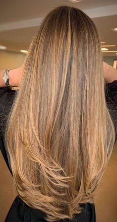 28. Stunning coffee inspired – vanilla latte Looking for hair colour ideas for for the new season? Whether you have dark hair, brunette or blonde and... Rambut Brunette, Brown Hair Inspo, Brunette Hair With Highlights, Caramel Hair, Honey Blonde Hair, Dark Blonde Hair