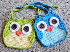 two crocheted owl purses sitting on top of a carpet next to each other