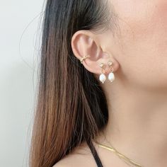 Onze aila oorbellen met parelketting zijn ontworpen voor een moderne en chique styling. Het glanzende parelmoerachtige oppervlak geeft elke look een luxueuze touch.

MATERIALEN
Dik 18k verguld roestvrij staal met zoetwaterparels
MAAT & GEWICHT
22 mm diameterca.
1,0g per oorbel ong.


Geen piercings nodig
Verkocht als paar 
Beschikt over onze kenmerkende harsclip voor een nauwsluitende maar comfortabele pasvorm op uw kwab Elegant Cubic Zirconia Dangle Ear Cuff, Elegant Gold Plated Silver Ear Cuff, Silver Gold-plated Earrings With Pearl Chain, Elegant Dangle Clip-on Ear Cuff, Elegant Clip-on Dangle Ear Cuff, Silver Pearl Chain Earrings, Gold Plated, Elegant White Ear Cuff With Pearl Drop, Elegant White Pearl Drop Ear Cuff, Elegant Pearl Ear Cuff Single Earring