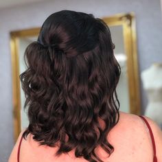 Cabelo curto com topete, ondas e um leve despojado na altura do topete. Ideal para madrinhas, convidadas, formadas entre outros.#penteados #bride #madrinhas 15 Short Hairstyle Ideas, Short Curly Hairstyles Bridesmaid, Medium Bob Wedding Hairstyles, Short Wavy Hair Hairstyles Ideas, Prom Hair Short Curly, Prom Hair Ideas For Short Hair Half Up, Short Hair Quinceanera Hairstyles, Bridemaids Hairstyles, Poofy Hair