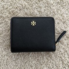 Tory Burch Emerson Mini Wallet Black Affordable Cute Black Wallets, Luxury Black Everyday Wallets, Tory Burch Emerson, Tori Burch Handbags Black, Tory Burch Black Bag, Tory Burch Wallet, Tory Burch Robinson, Slim Leather Wallet, Charms Pandora