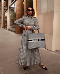 Dior Houndstooth, Houndstooth Outfit, Micah Gianneli, Tote Outfit, Bag Outfit, Womens Casual Outfits, Trench Coat, Dresses For Work, Dior