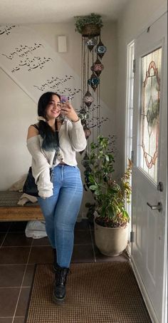 Curvy Autumn Outfits 2023, Date Outfit Ideas Casual Plus Size, Plus Size Coffee Date Outfit, Date Outfit Ideas Plus Size, Plus Size Casual Date Outfit, Cute Coffee Date Outfits, Movie Date Outfit Winter, Coffee Date Outfit Winter, Chill Date Outfit