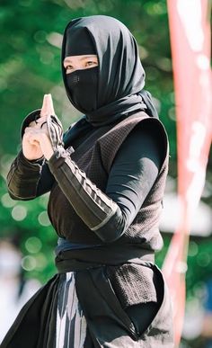 Ninja Scarf, Concept Art Armor, Martial Arts Exercises, Ninja Japan, Scarf Veil, Niqab Hijab, Kung Fu Movies, Defense Techniques