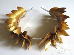 Laurel Wreath Diy, Anubis Costume, Ancient Greek Costumes, Greek God Costume, Olympic Idea, Epic Halloween Costumes, Gold Leaf Headband, Golden Wreath, Toga Party