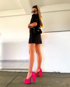 Versace Chunky Heels Outfit, Hot Pink Platform Heels Outfit, Bratz Shoes Outfits, Pink Heels Outfits, Hot Pink Heels Outfit, Pink Platform Heels Outfit, Pink High Heels Outfit, Chunky Platform Heels Outfit, Pink Sandals Outfit