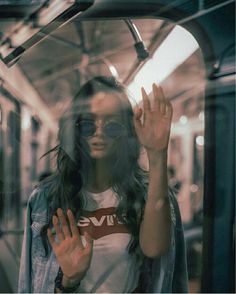 Mode Poses, Girl Glasses, Shotting Photo, Train Photography, Photos Tumblr, Fashion Photography Poses, Portrait Photography Poses, Ideas Photography, Foto Art