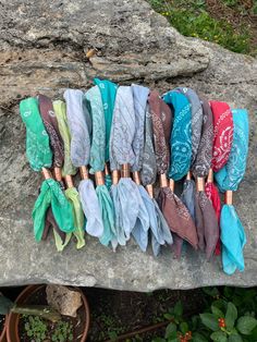 there are many different colored umbrellas on the stone