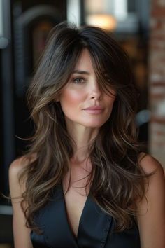 32 Fabulous Long Hairstyles for Women to Rock in 2024 #hairstyle #longhairstyle #longhaircut #longhairstyles Hide Widows Peak Women, Winter Brunette, Rambut Brunette, Hairstyles For Layered Hair, Long Layered Hair, Fall Color, Long Hair Cuts, Brunette Hair, Great Hair