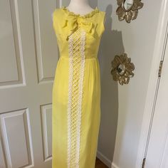 Never Worn Yellow Daisy Gown 60s Or 70s Comfortably Fit Size 2 Or Slim Fit Size 4. Mannequin Is Size 6. Unique For Prom Approx Measurements: Armpits 16” Waist 13” Hip 19” Length 49” 1960 Dress, Vintage Daisy, Yellow Daisy, Prom Colors, Vintage Yellow, Lattice, Vintage Dresses, Mood Board, Vintage Ladies