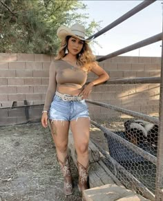 Shorts And Cowboy Boots Outfit, Jaripeo Outfits, Vaquera Fits, Shorts And Cowboy Boots, Vaquera Outfits, Country Chic Outfits, Cowgirl Boots Outfit, Cute Cowgirl Outfits