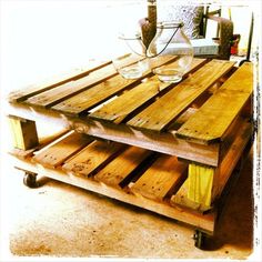 make a coffee table from an old pallet Creative Cushions, Playhouse Furniture, Pallet Playhouse, Clothing Racks, Used Pallets, Pallet Patio, Lamp Industrial, Pipe Furniture