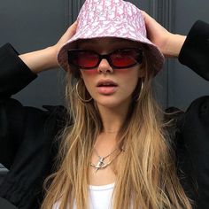 Outfits With Hats, Mode Inspo, Square Sunglasses Women, 90s Fashion, Hat Fashion, Clothing Brand, Piercings, Sunglasses Women, A Woman