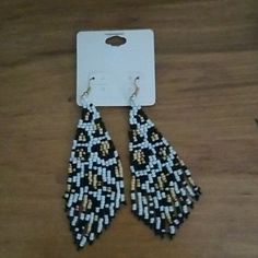 Cute Cheetah Print Earrings. Colors Are Black White And Gold. Plus Additional Pair In Different Color White Beaded Earrings With Black Beads, Casual White Beaded Earrings, Cute Cheetah, Black White And Gold, Rainbow Gemstones, Crafts Hacks, Vintage Heart, Beaded Dangle Earrings, Blue Zircon