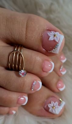 French Tip Pedicure With Flower Design, Nail Design For Feet Toenails, Feet Nail Design Ideas, Toes Pedicure Ideas, French Tip Toe Nails With Design, French Toe Nails Pedicures, French Tip Toes With Flower, Toe Nail Designs White, French Tip Toe Nails