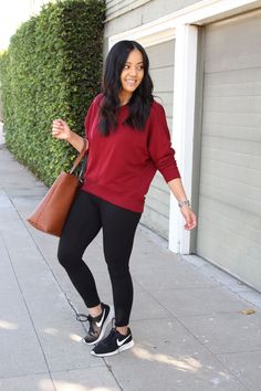 Ways To Wear Leggings, Athleisure Outfits Fall, Black Sneakers Outfit, Legging Outfit, Chanel Show, Stylish Tunic, Black Leggings Outfit, Leggings Activewear, Classy Winter Outfits