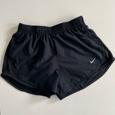 These Shorts Are Brand New And Have Never Been Worn! They Are The Perfect Length For Running And Very Comfortable Too! Athletic Back To School Outfits, Nike Women Outfits, Nike Shorts Women, Black Nike Shorts, Nike Tempo, Nike Short, Cute Lazy Outfits, Nike Running Shorts