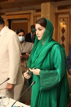 Pheran Kashmir, Maryam Nawaz Dresses, Maryam Nawaz, Kurti Sleeves Design, Stylish Short Dresses