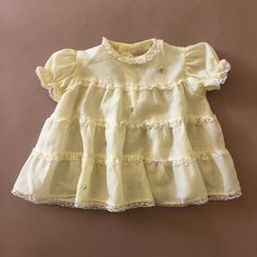 Adorable Vintage Dress with beautiful floral pattern and ruffle detail  Kids: size 3/6 months  good vintage condition Baby Clothes Vintage, Vintage Baby Dress, Vintage Baby Dresses, Vintage Childrens Clothing, 1960 Dress, Vintage Kids Clothes, Vintage Baby Clothes, Baby Sleepers, Vintage Baby Girl