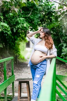 Ensaio gestante de Marielle e Maria Luiza, com 38 semanas e 5 dias. Look calça jeans e camisa branca, em meio à área verde da Riviera de São Lourenço - SP Pregnant Women, Bell Bottoms, Bell Bottom Jeans, Pants, Trousers