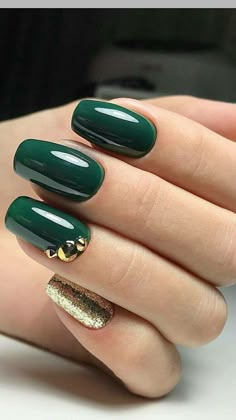 Emerald Green And Gold Nails, Green And Gold Nails, Green Manicure, Nail Art Paillette, Elegant Manicure, Green Nail Art, Sassy Nails, Diy Acrylic Nails, Lines On Nails