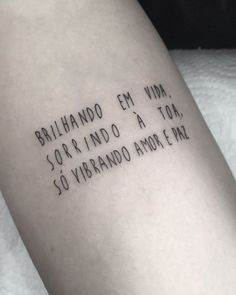 a tattoo with words written on it that says, brillianto em mim sorry i indo