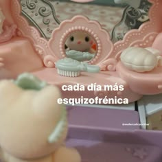 there is a small toy with a mirror in the background that says cada dia mas esqquizofrenica