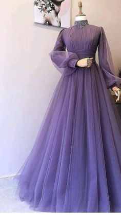 Purple Prom Gown, Vintage Prom Dresses Long, Indian Party Wear Gowns, Prom Dresses Long Sleeve, Gown Dress Design, Vintage Prom Dresses, Baju Kahwin, Net Gowns, Party Wear Gowns