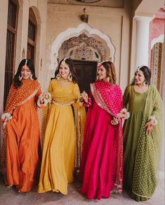 Mehndi Party Outfit, Mehndi Suits Outfits, Mehndi Outfit Ideas For Guests, Bridesmaid Dress Ideas Indian, Dholki Bride Dress, Mehndi Dress For Bridesmaid, Indian Bride And Bridesmaids, Mehndi Outfit Ideas For Bridesmaid, Mehndi Outfits For Bridesmaid