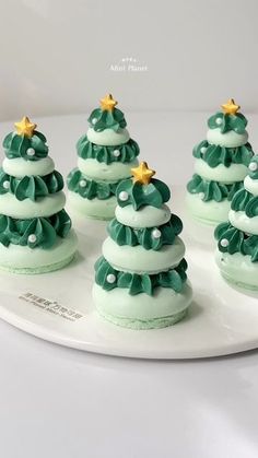 Christmas Merengues, Christmas Tree Macarons, Fall Meringue Cookies, Meringue Cookies Christmas, Macaron Christmas Tree, Decorated Macarons, Christmas Tree Meringue, Macaron Tree, Macaron Christmas