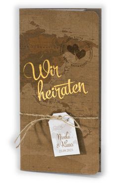 Diese Hochzeitskarte in der Art einer Pocketkarte mit mehreren Einschüben ist aus braunem, festem Kraftkarton. Auf der Vorderseite steht in goldener Folienprägung: Wir heiraten. Die Umrisse einer Landkarte und zwei Herzen in rundem Stempelabdruck sind dezent auf den braunen Naturkarton gedruckt. Eine Juteschnur wird zusammen mit einem kleinen, cremefarbenem Anhängekärtchen an der Vorderseite der Pocketkarte befestigt. Travel Theme Wedding, Plane Travel, Pocket Card, Happy Mom, Pocket Cards, Travel Themes, Wedding Deco, Foil Stamping, Personal Photo