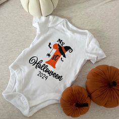 MY FIRST HALLOWEEN  Personalised option available this will display name and 2024 (i.e MEGAN 2024) SHORT SLEEVED BODYSUIT/ VEST 100% COTTON HTV VINYL  SIZES: TINY BABY NEWBORN UP TO 1 MONTH 3-6 MONTHS 6-9 MONTHS 9-12 MONTHS 12-18 MONTHS 2-3 YEARS ADVICE FOR WASHING Wash inside out and do NOT tumble dry Do NOT iron directly on the vinyl Water temperature NOT above 30 degrees celsius or 80 degrees fahrenheit White Onesie Halloween Costume, Playful Halloween Costume Onesie, White Bodysuit For Halloween Costume Party, Fitted Halloween Onesie For Playtime, Fitted Onesie For Halloween Playtime, Cute White Bodysuit For Halloween, Halloween Vest, Baby Halloween Costume, My First Halloween