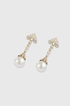 This sumptuous piece of jewelry features a retro-elegant yet slightly modern style that complements the lavish garments, reminiscent of the roaring 1920s. Features: High quality pearls Hollow floral design Handmade crystal set Comfortable, skin-friendly, non-toxic 1920 Accessories, Roaring 20s Jewelry, 20s Jewelry, Roaring 1920s, 1920s Jewelry, Your 20s, Roaring 20s, Crystal Set, Costume Jewelry