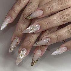 Nail Art Inspo Almond, Nail Ideas Gold And White, Winter Elegant Nails, Nail Inspo Long Almond, Almond Stiletto Nails Design, Nail Almond Ideas, Long Almond Nail Ideas, Almond Gold Nails, White And Gold Almond Nails