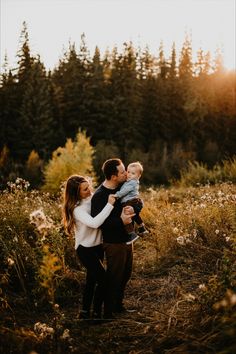 Mom and dad and their son getting pictures at golden hour Toddler Christmas Pictures, Outdoor Family Pictures, Mountain Family Photos, Sunset Family Photos, Family Photo Studio, Mom Dad Baby, Outdoor Family Photography, Edmonton Wedding