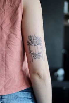 Tatuagem no tricpes. Representa uma pessoa lendo um livro com flores saindo dele Inner Bicep Tattoo Women, Outer Bicep Tattoos, Open Book Drawing, Reader Tattoo, Inside Bicep Tattoo, Bicep Tattoo Women, Love Me For Me, Reading Tattoo, Tattoo 2024