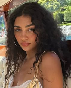 Italian Face Claim, Mediterranean Curly Hair, Greek Beauty Standards, Mediterranean Hair, Mediterranean People Woman, Mexican Girl Face Claim, Mexican Face Claim Female, Italian Woman Curly Hair