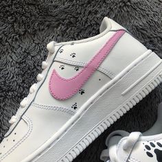 Experience the quality and comfort of the iconic Nike Air Force 1 shoe with this custom Pink Cat design. Constructed with durable materials and cushioning foam sole to ensure all-day wearability, these shoes bring the perfect balance of design and practicality. Enjoy a customized look that celebrates your unique style. Exactly as shown in the pictures. 📷 Brand New & Authentic. 💯 Hand Painted with attention to detail. 👨‍🎨 Waterproof and Flexible. ❤️ Unisex model. Please refer to the Size Char White Low-top Custom Sneakers With Fade Resistance, Modern Custom Sneakers With Fade-resistant Round Toe, Sporty Pink Custom Fade-resistant Sneakers, Comfortable Custom Sneakers With Cushioned Footbed, Sporty Nike Air Force 1 With Speckled Midsole, Nike Air Force 1 With Cushioned Footbed, White Custom Sneakers With Air Max Cushioning Round Toe, Custom Af1, Cat Custom