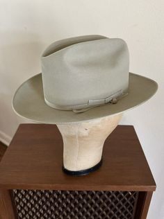 For your consideration Original vintage mid 1960s era Stetson 3x Beaver Silverbelly Open Road cowboy western hat Grosgrain headband Brown leather sweatband Wind Cord Marked size 7 1/8 Long Oval Color: Silverbelly Made in USA Clear plastic tip liner United Hatters Milliners Union Stamp on back of size tag Original owner styled Fort Worth creases on front and back of crown Great hat in pre-owned condition that's relatively clean for its age .. shows faint patina'd soiling spot on inner liner .. ma Hat Fedora, Stetson Hat, Western Hat, Western Rodeo, Western Hats, Cowboy Western, Open Road, Western Cowboy, Fort Worth