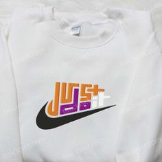 Product detail: White Crew Hoodie With Embroidered Graphics, Sporty Custom Embroidered Tops For Streetwear, White Hoodie With Embroidered Graphics, Custom Embroidered Tops For Streetwear, Sporty Embroidered Top For Streetwear, White Embroidered Hoodie For Streetwear, White Embroidered Crew Hoodie, White Embroidered Crew Neck Hoodie, White Sweatshirt With Embroidered Sports Graphics