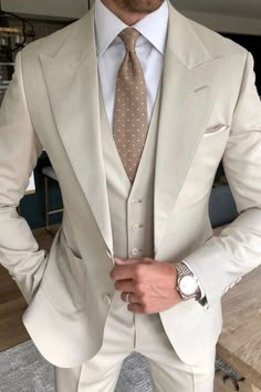 Groomsmen Attire White, Wedding Suits Groom Classy, Beige Suits Wedding, Men Suit Wedding, Suits Groom, Prom Suits For Men, Suit Groom, Cream Suit, Mens Wedding Attire