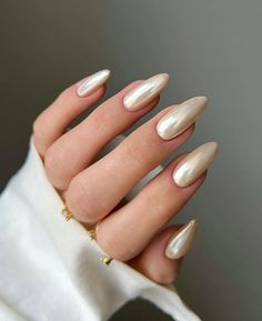 Discover the top 34 nude chrome nail designs for 2024! Elevate your style with our curated selection of elegant, timeless, and trendy chrome nails. From the subtle sheen of pink to the bold statement of green chrome, find the perfect look to express your individuality and stay ahead in the fashion game. Perfect for any occasion, our collection has something for every woman looking to add a touch of sophistication to her appearance. Click to get i Vanilla Chrome Nails, Chrome Manicure, Emerald Nails, Chrome Nail Art, Modern Nails, Pearl Nails, Metallic Nails, Hot Nails, Dipped Nails