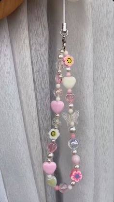 Iphone Keychain Beads, Iphone Chain Beads, Iphone Charms Diy, Keychain Inspo Beads, Phone Chain Beads Aesthetic, Straps Para Celular Ideas, Phone Straps Beads Ideas, Phone Charms Ideas, Keychain Aesthetic Ideas