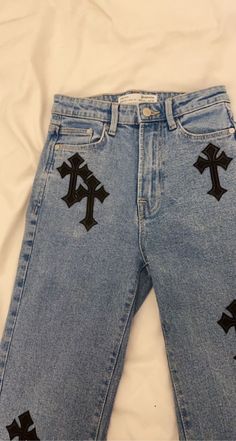 Cross Clothes, Art On Pants, Reworked Clothes Diy, Custom Jeans Diy, Vetements Shoes, Denim Diy Clothes, Diy Pants, Britney Spears Pictures, Painted Clothes Diy