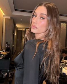 Hailey Bieber Brown Hair Inspo, Hair Appointment, Hair Inspo Color, Light Brown Hair, Hailey Bieber, Brown Hair Colors, Brunette Hair, Gigi Hadid, Brunette Hair Color